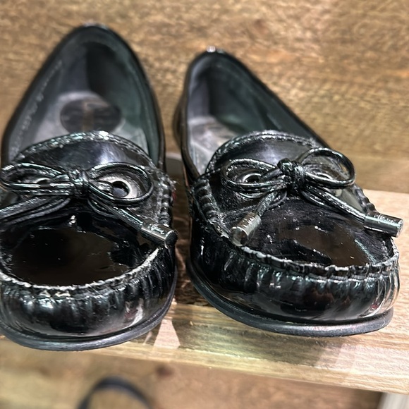 COLE HAAN BLACK PATENT LEATHER LOAFER WITH BOW - Picture 4 of 7